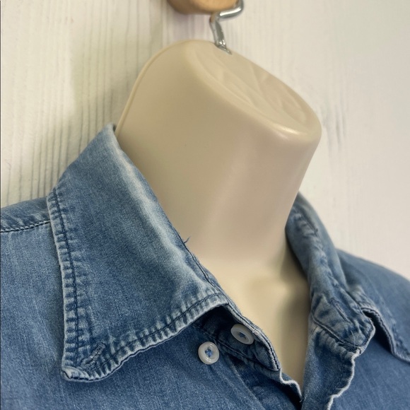Everlane - Light Wash Button Down Soft Pocket Long Sleeve Jean Shirt Size Small - Picture 4 of 11